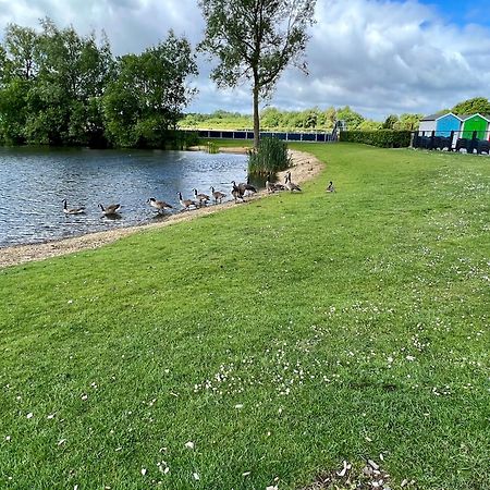 サウス・サーニー Waters Edge, Hoburne Cotswoldsヴィラ エクステリア 写真