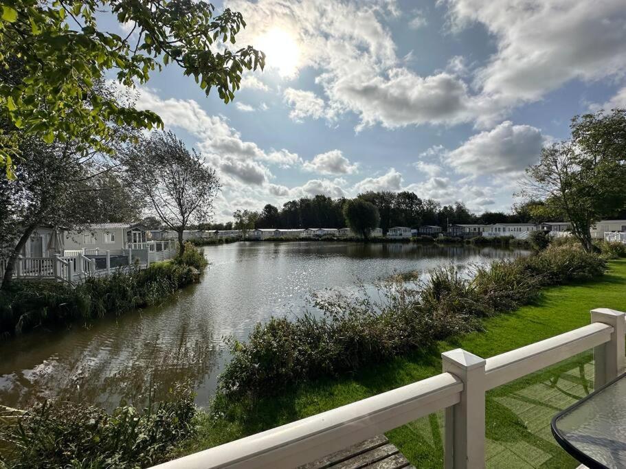 サウス・サーニー Waters Edge, Hoburne Cotswoldsヴィラ エクステリア 写真